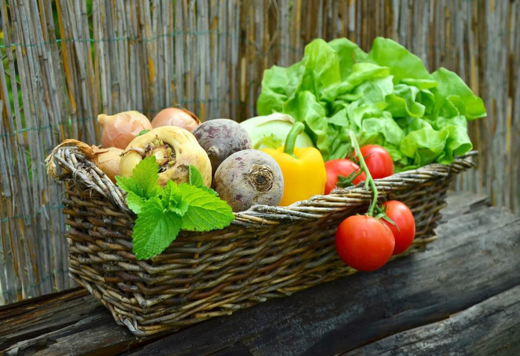 Balkon | ein Korb voller gesundem Gemüse